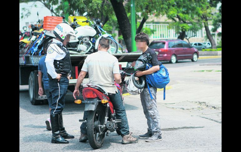 Agentes de la Secretaría de Movilidad realizan revisiones a los motociclistas, intentan inhibir el delito. EL INFORMADOR / M. Vargas