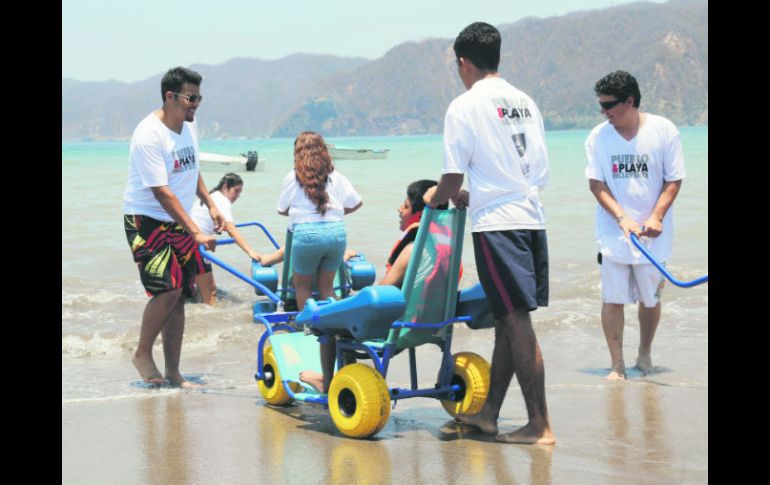 En Cuastecomates, las personas con discapacidad tienen acceso a sillas especiales para la arena y el agua. ESPECIAL /