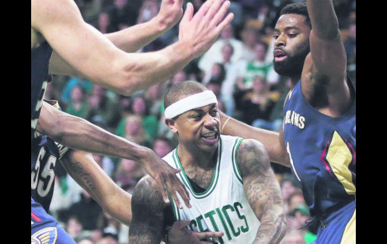 Máquina. Isaiah Thomas (centro) comandó el ataque de los Celtics, con 38 puntos anoche frente a los Pelicans. AP / M. Dwyer