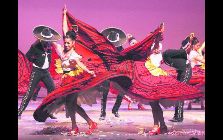 Tradiciones. Bailarines interpretando sones a ritmo de mariachi. NTX /