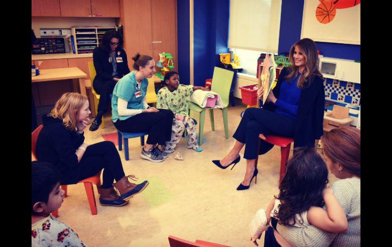 La esposa del presidente Trump leyó a los niños de la unidad pediátrica del hospital Presbiteriano. TWITTER / @FLOTUS