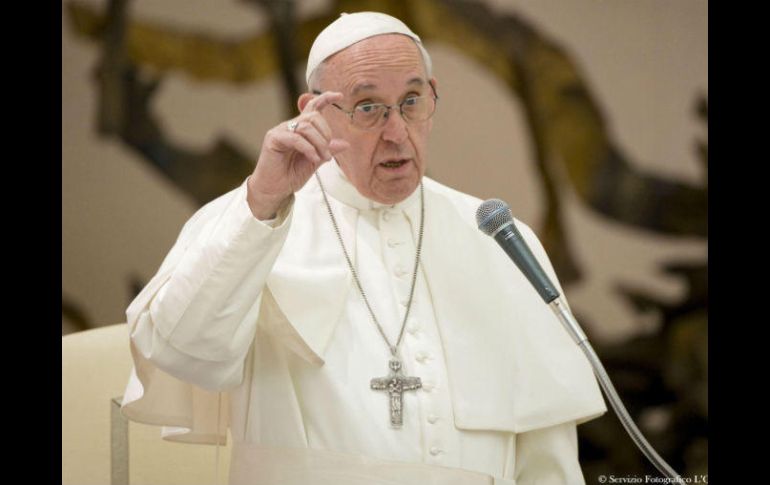 El Papa invita a todos los sacerdotes a tener los confesionarios abiertos para que las personas asistan cuando sea necesario. EFE /