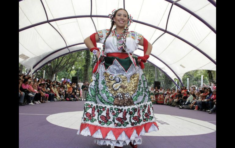 El traje de china poblana -con brillantes lentejuelas el escudo nacional- es el símbolo femenino de vestuarios de México ante el mundo. NTX / ARCHIVO