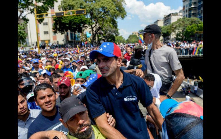 Ayer viernes Capriles fue informador sobre su inhabilitación para ejercer cargos públicos por 15 años. AFP / F. Parra