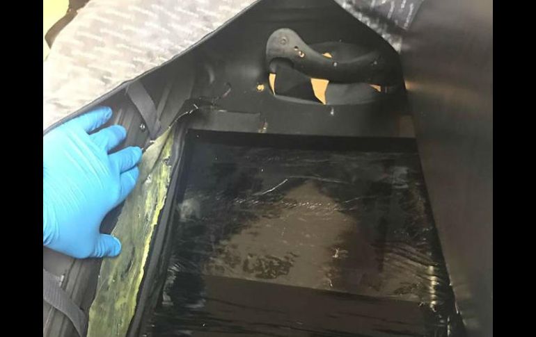 La maleta presentaba un envoltorio laminado color negro que contenía una sustancia con características similares a la heroína. TWITTER / @PoliciaFedMx
