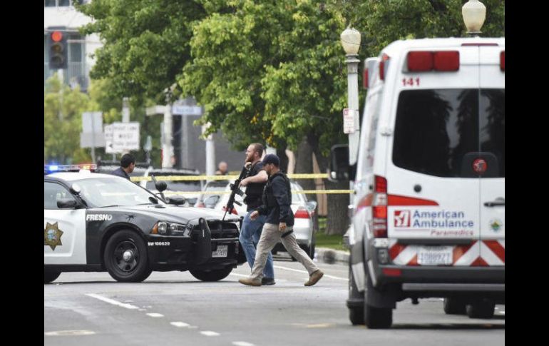 El hombre sospechoso habría recargado su arma en varias ocasiones mientras caminaba en el centro de Fresno. AP / J. Walker