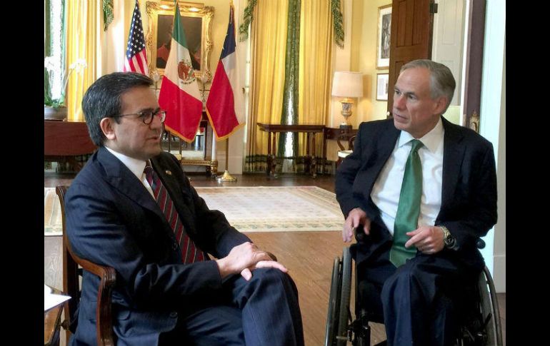 Durante su visita oficial a Austin, el titular de secretaría de Economía tuvo una reunión con el gobernador de Texas, Greg Abbot. NTX / ESPECIAL