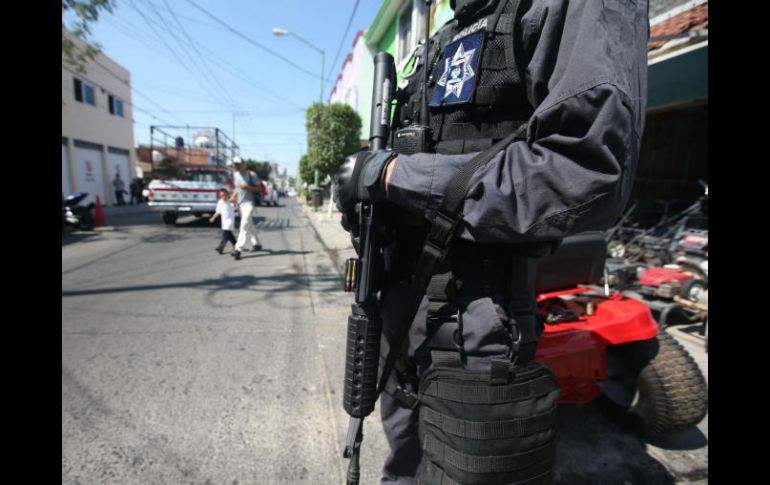 Un policía municipal de Guadalajara, durante un operativo en la ciudad. EL INFORMADOR / ARCHIVO