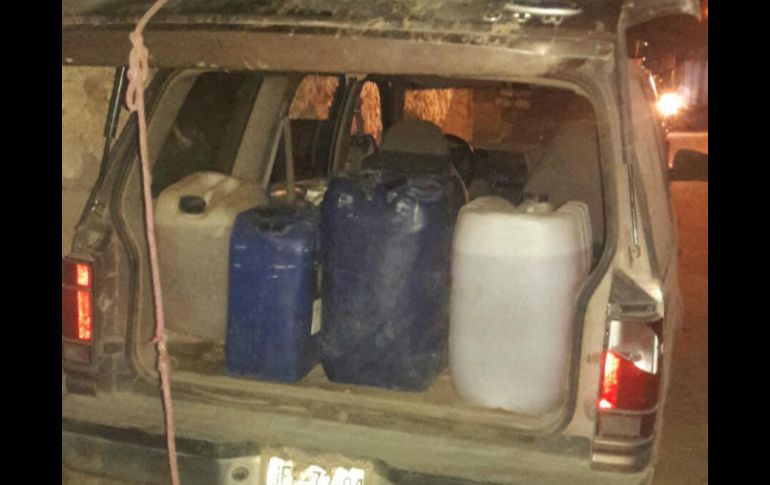 Policías también aseguraron una camioneta que transportaba cuatro bidones de 60 litros cada uno con gasolina. ESPECIAL / Policía de Tlaquepaque