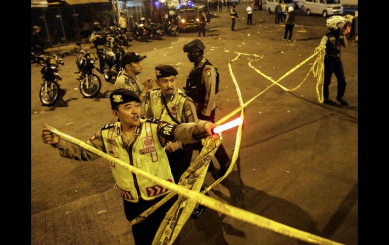 Policías indonesios acordonan la zona en que se registraron las explosiones. EFE / B. Indahono