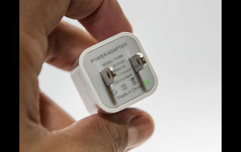 Una opción es usar la conexión tradicional de enchufe para evitar el riesgo de exponer a tu celular mediante el cable USB. EL INFORMADOR / ARCHIVO
