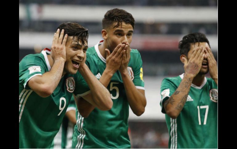 Raúl Jiménez (izquierda) celebra su gol junto con Diego Reyes y Jesús 'Tecatito' Corona. AP / E. Verdugo