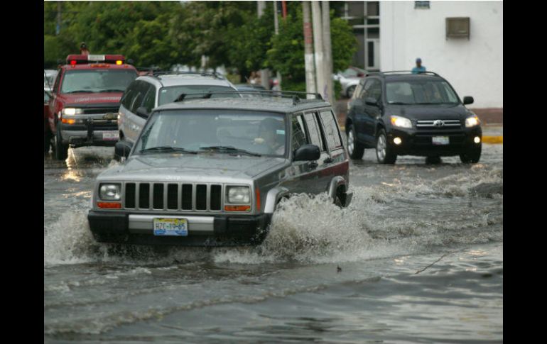 Es mejor no cruzar una calle donde el agua supera el nivel de la banqueta. EL INFORMADOR / ARCHIVO