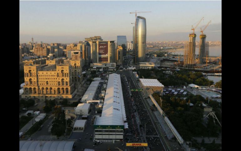 El trazado callejero está listo para recibir a partir de hoy la actividad del Gran Premio de Azerbaiyán. EFE / Z. Kurtsikidze
