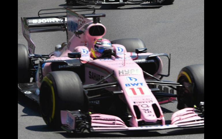 Pérez agradece a los mecánicos de Force India por su prontitud. AFP / A. Nemenov