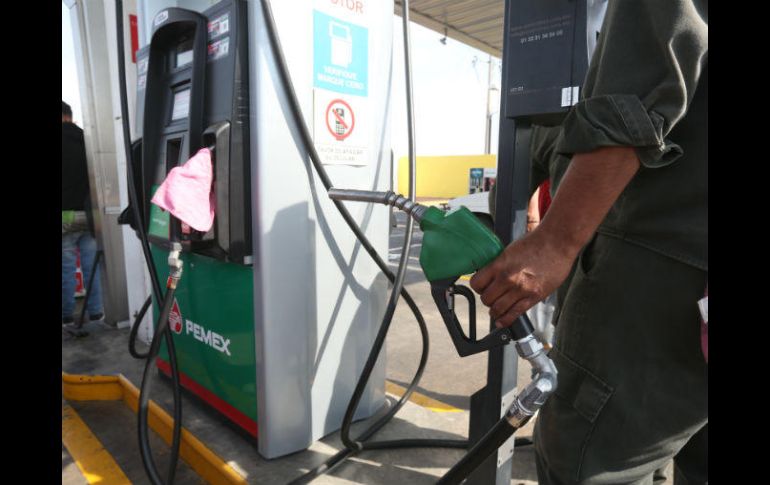 En México, la cotización máxima de la gasolina Magna fue de 16.24 pesos por litro en promedio, siete pesos más cara que en EU. EL INFORMADOR / ARCHIVO