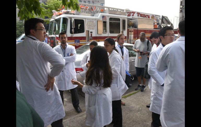 El acontecimiento sucedió cerca de las 2:50 pm, empleados del hospital se atrincheraron en los cuartos para escapar. AFP / T. A. Clary