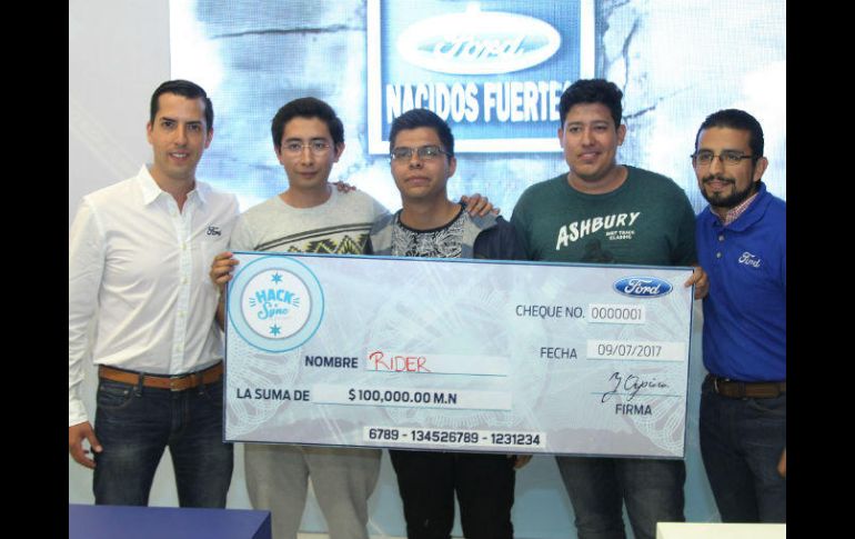 Carlos González, Alí Pasos y Diego Ramírez fueron los ganadores del Hackathon organizado por Ford. NTX / J. Pasos
