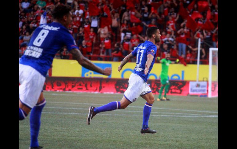 El jugador Édgar Méndez (d), de Cruz Azul, celebra la anotación de un gol. EFE / A. Zepeda