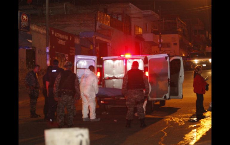 Los cadáveres son trasladados al Semefo de Córdoba. EL INFORMADOR / ARCHIVO