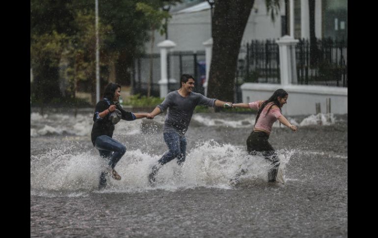 Ante el riesgo de inundaciones, piden a la población mantenerse alerta y no cruzar por zonas peligrosas. EL INFORMADOR / F. Atilano