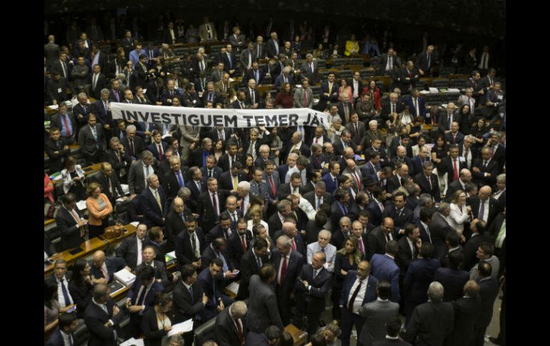 La sesión comenzó en la mañana con un grupo de 30 legisladores de la oposición que entraron a la cámara baja con carteles. EFE / J. Alves