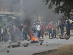 En Kisumu, la Policía usó gas lacrimógeno para dispersar a un pequeño grupo de manifestantes. AP / J. Delay