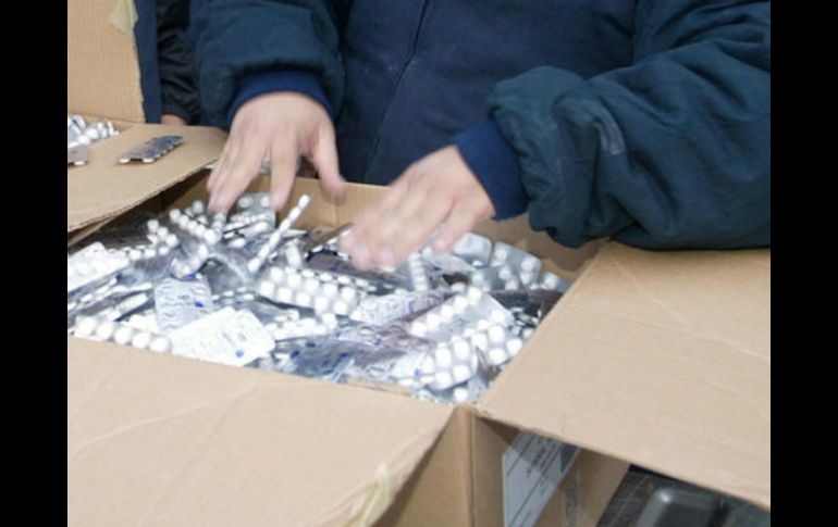 Al revisar una caja de cartón, efectivos federales localizan tres mil pastillas. EL INFORMADOR / ARCHIVO