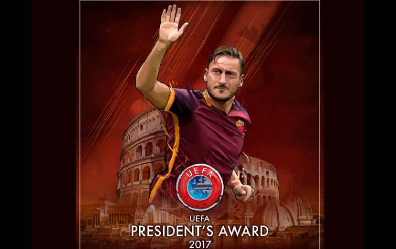 Totti es reconocido tras poner fin a su camino como futbolista en junio, después de 24 años y 786 alineaciones. TWITTER / @UEFA