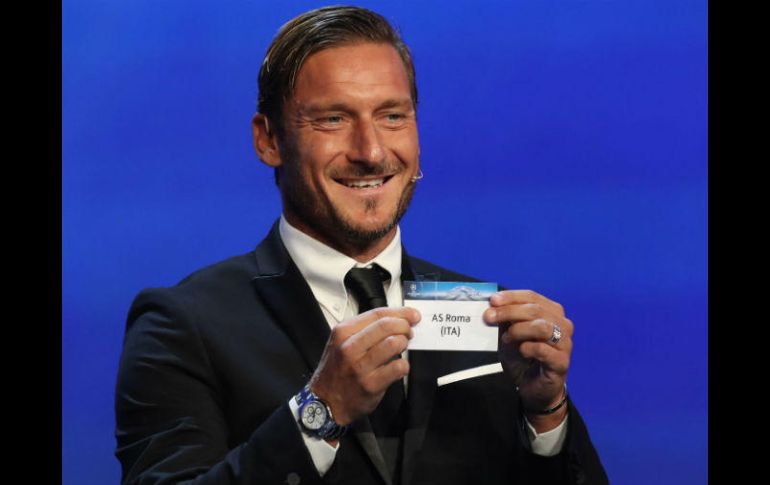 Totti extrae el nombre de la Roma, el equipo de sus amores, durante el sorteo de hoy en Mónaco. AFP / V. Hache