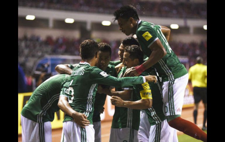 El Tri celebra el primer tanto del partido, anotado al minuto 41'. EFE / C. González