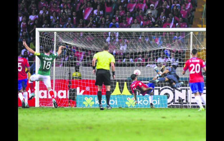 Mientras Keylor Navas intenta lavar el error de Christian Gamboa, jugadores mexicanos celebran el primer gol del encuentro. AFP / E. Becerra