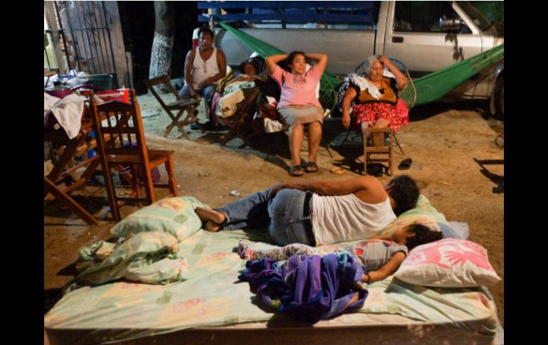 Las familias damnificadas tras el sismo amanecen en las banquetas y en los patios, ante el temor de réplicas. SUN / E. Hernández