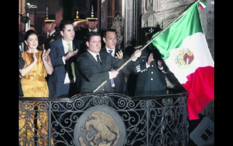 El gobernador ondea la bandera tras nombrar a los héroes de la patria. EL INFORMADOR /