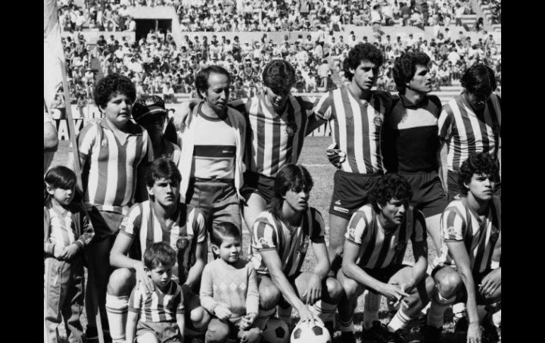 La plantilla del Club Guadalajara mostró su solidaridad con los damnificados por el sismo del 1985 al ofrecerse para juegos benéficos. EL INFORMADOR / ARCHIVO