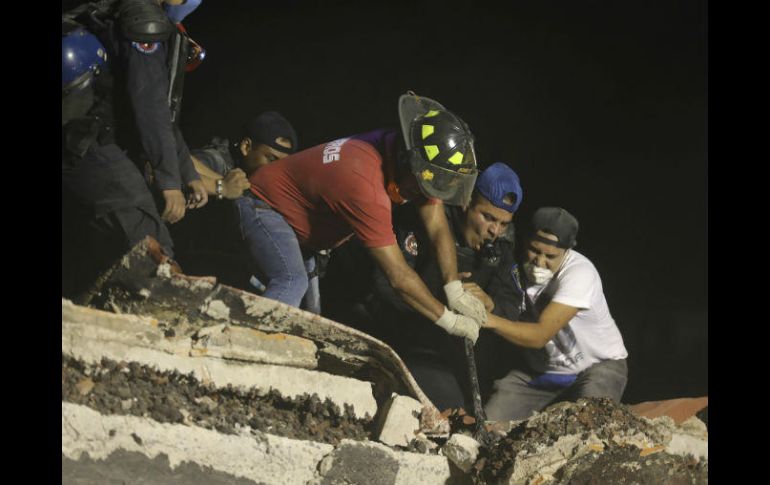 Las tareas de rescate en los edificios dañados avanzan. AP / M. Tovar