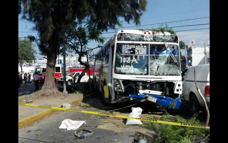 El chofer del auto compacto refiere que presuntamente la unidad del transporte público se pasó el alto provocando el accidente. ESPECIAL / Bomberos Guadalajara