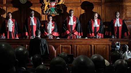 El presidente del Tribunal Supremo de Kenia, David Maraga (3D), y los jueces comparecen ante la Corte Suprema de Kenia para dar a conocer la decisión sobre los resultados electorales. AFP/Y. Chiba