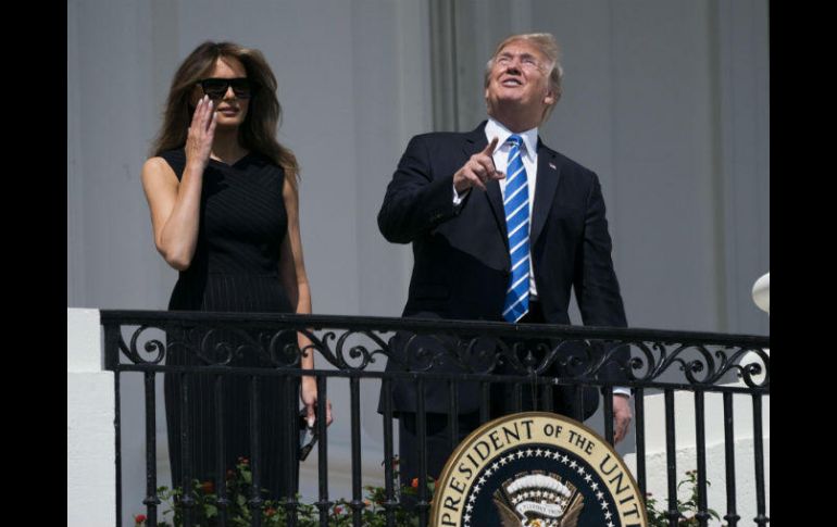 El presidente Donald Trump observa el eclipe solar desde el balcón de la Casa Blanca. EFE / S. Thew