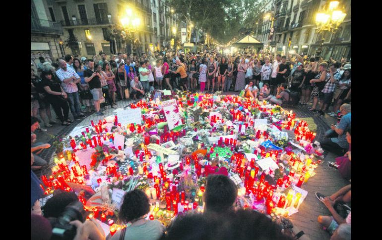 Los catalanes se reunieron frente al Gran Teatro del Liceo, donde colocaron flores y velas en recuerdo de las víctimas. EFE /