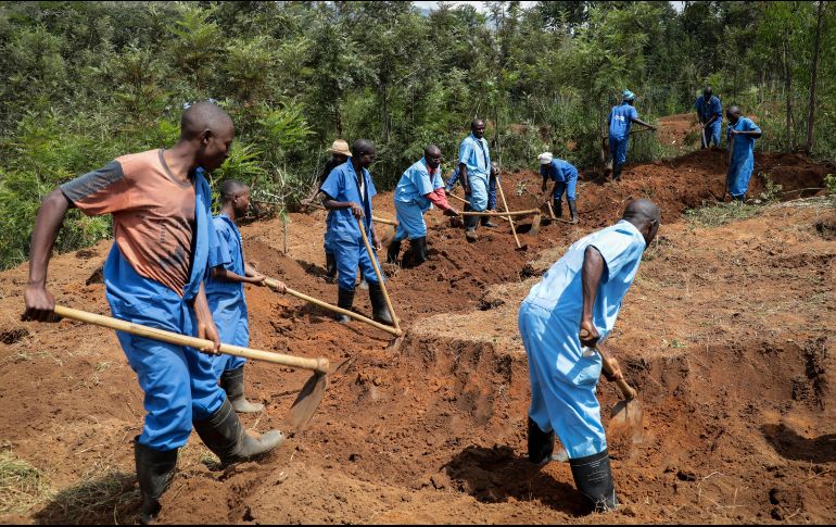 Trabajadores de la comisión de la verdad y reconciliación escarban en la zona de una fosa masiva en la provincia de Karusi. AP/B. Mugiraneza