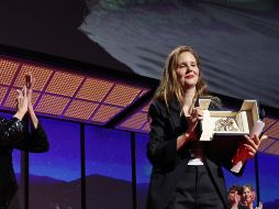 Jane Fonda entrega la Palma de Oro a la directora Justine Triet. EFE/M. Badra