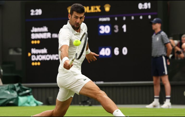 Novak Djokovic busca su título 24 de Grand Slam, su octavo en Wimbledon y quinto consecutivo ahí. EFE/N. Hall
