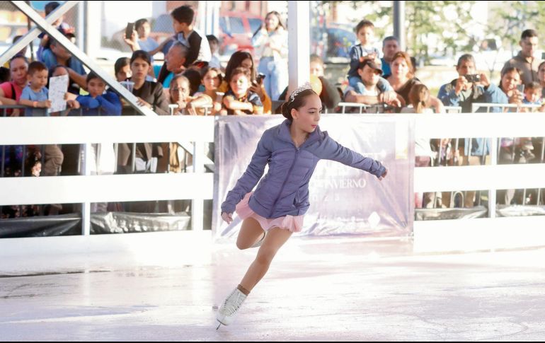 Como parte del festival de invierno Ilusionante, el Gobierno del Estado inauguró la pista de hielo en el Parque Luis Quintanar con una demostración de la patinadora artística Aleksa Rodríguez. CORTESÍA