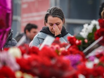 Ofrendas y llanto a cinco días del atentado en el Crocus City Hall. EFE/Y. Kochetvov