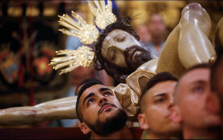 La Iglesia está de luto por la pasión y muerte de Jesucristo, por lo que los católicos emulan este evento con silencio y oración. EFE / ARCHIVO