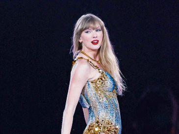 Taylor Swift actúa en el escenario durante un concierto de su “The Eras Tour”, en Australia, en febrero de 2024. AFP