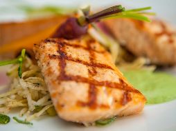 El pescado graso, como el salmón, el atún y las sardinas, es una excelente fuente de ácidos grasos omega- 3, que pueden ayudar a reducir la inflamación y mejorar la sensibilidad a la insulina. EL INFORMADOR / ARCHIVO