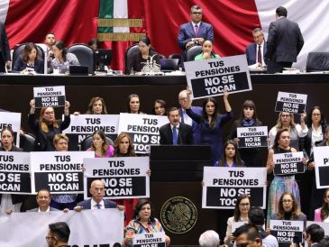 Diputados de oposición criticaron la medida impulsada por el Presidente Andrés Manuel López Obrador, pero no lograron frenarla, ya que Morena y sus aliados tenían los suficientes votos para aprobarla. SUN/F. Rojas