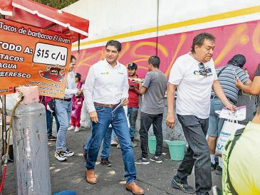 El aspirante de “Fuerza y Corazón por Jalisco” divulgó sus iniciativas en el tianguis de la colonia Arroyo Hondo. ESPECIAL
